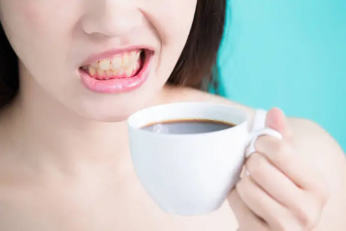 نوشیدن قهوه زیاد، عامل از بین رفتن زیبایی دندان ها 51536485444963