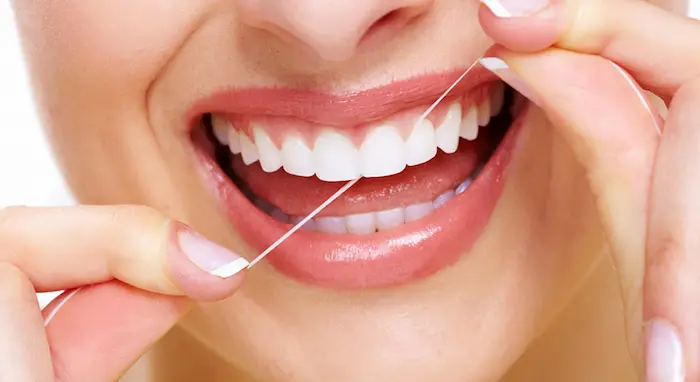 تمیز کردن دندان و لثه با استفاده از نخ دندان 21032132132