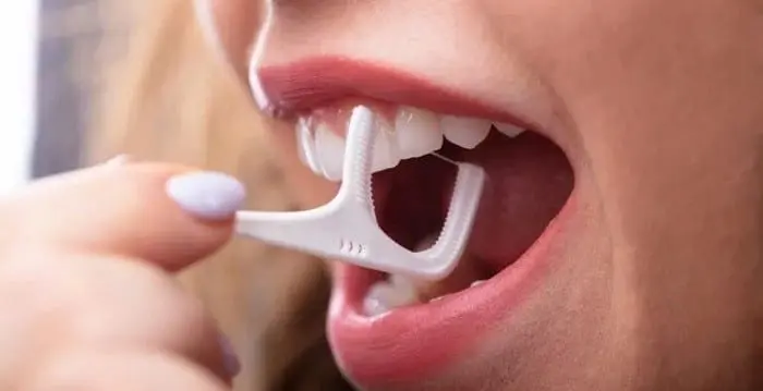 فردی در حال نخ دندان کشیدن 43254241