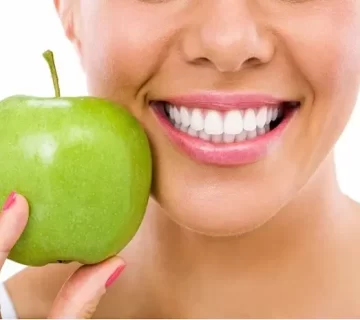 لبخند خانمی با سیب سبز 594758747869