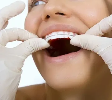 پزشک در حال تنظیم ارتودنسی متحرک در دهان بیمار 485484