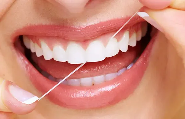 استفاده از نخ دندان برای مراقبت های قبل و بعد از عصب کشی دندان 4586451